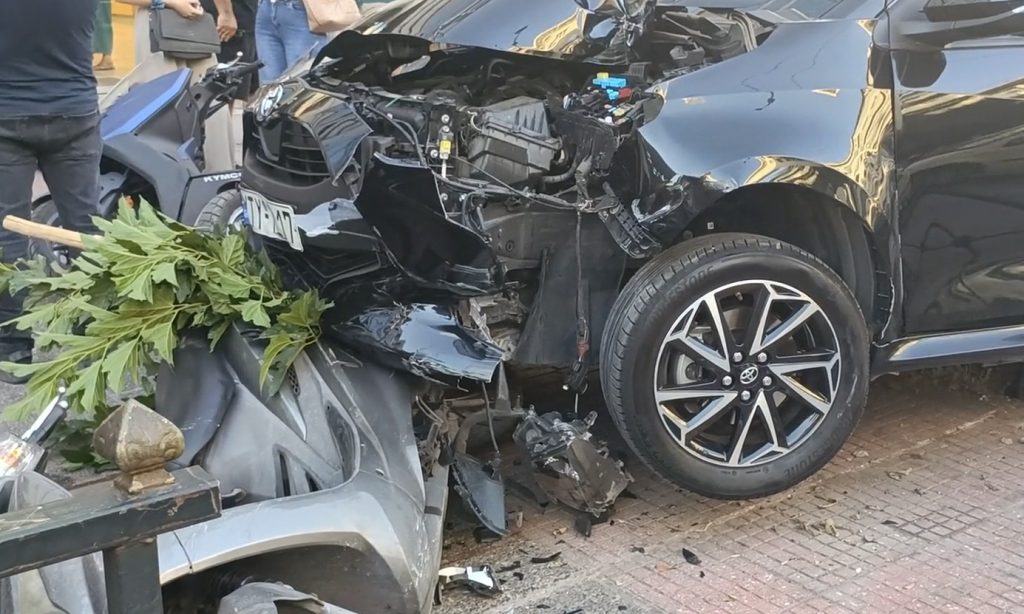 Τροχαίο στην Κηφισίας: Σύγκρουση οχημάτων και παράσυρση πεζών