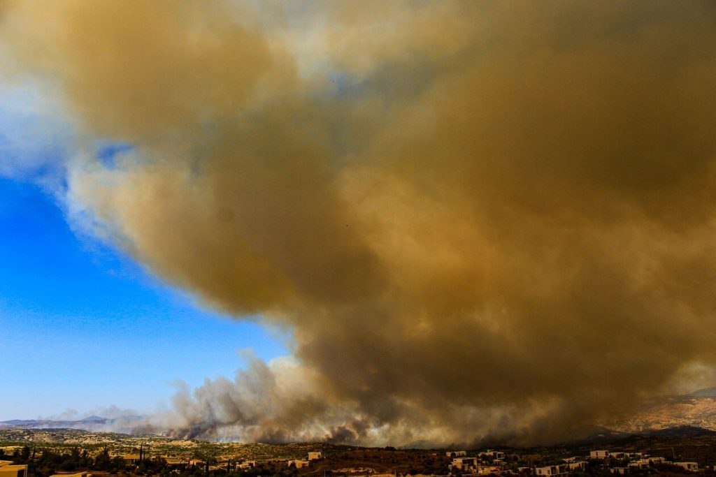 Κύπρος: Ολονύχτια μάχη με τις φλόγες στην Πάφο – Έχουν καεί σπίτια