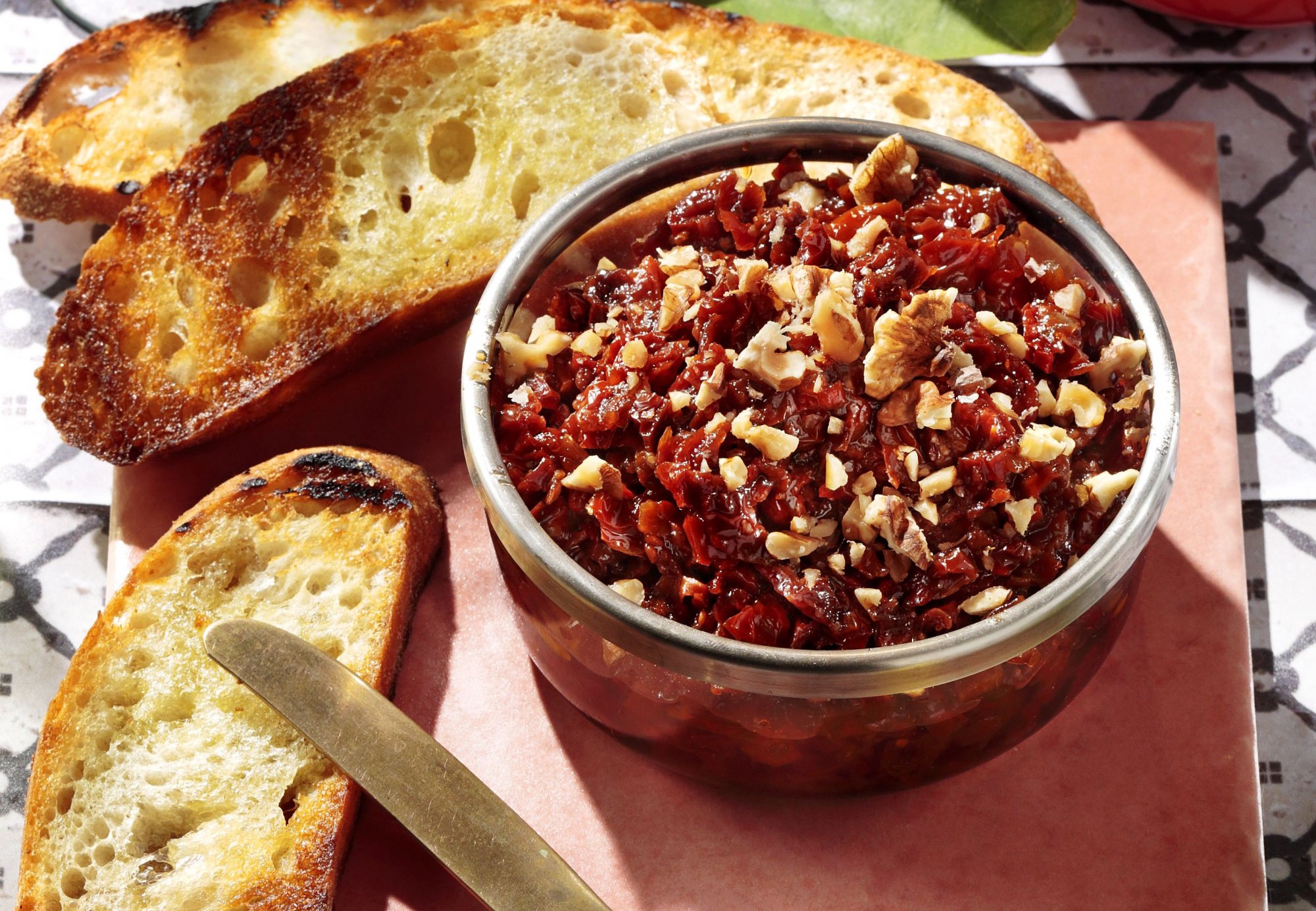 Τσάτνεϊ λιαστής ντομάτας με καρύδια