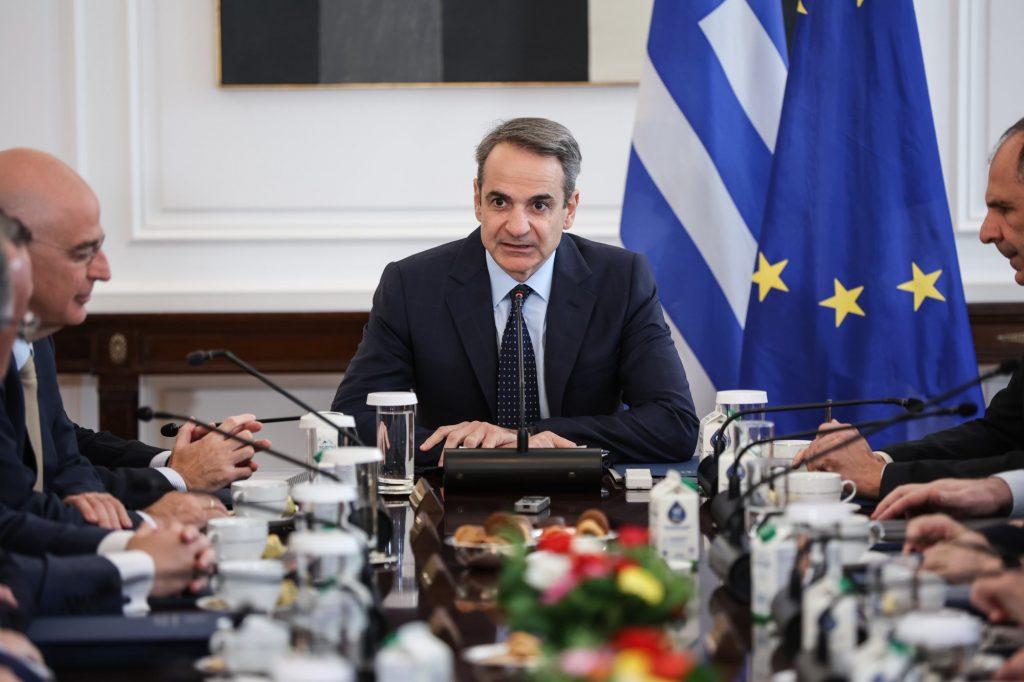 Ανασχηματισμός: Εντός, εκτός και επί τα… αυτά