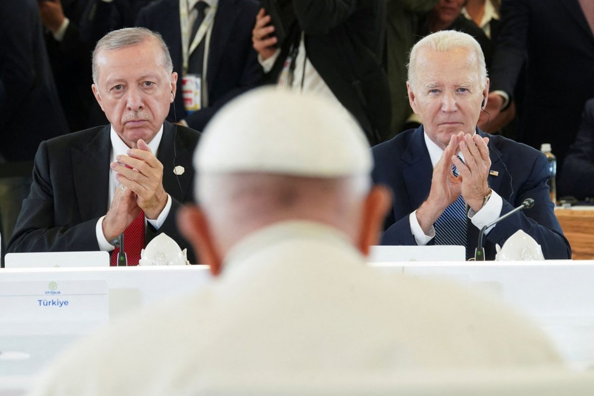 G7: Ο ασπασμός στον Πάπα, η μεταφράστρια του Ερντογάν και ο εκκεντρικός Μιλέι G7: Ο ασπασμός στον Πάπα, η μεταφράστρια του Ερντογάν και ο εκκεντρικός Μιλέι