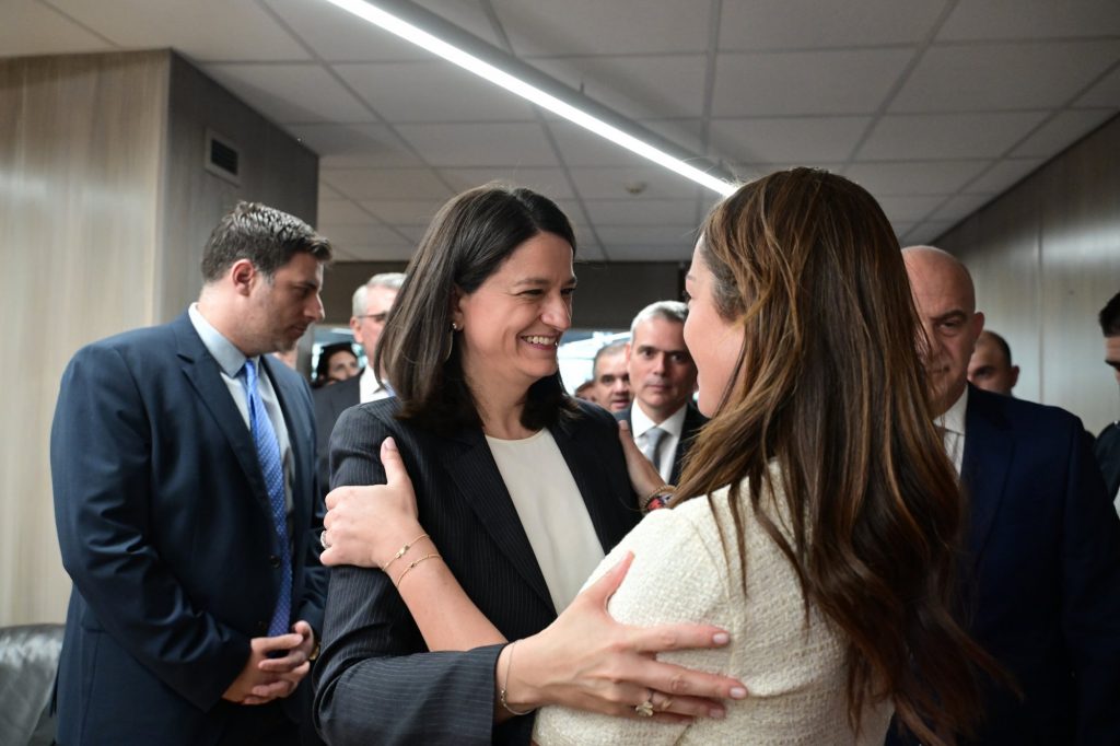 Ανασχηματισμός: Ανέλαβαν καθήκοντα οι νέοι υπουργοί – Τα χαμόγελα και οι δηλώσεις