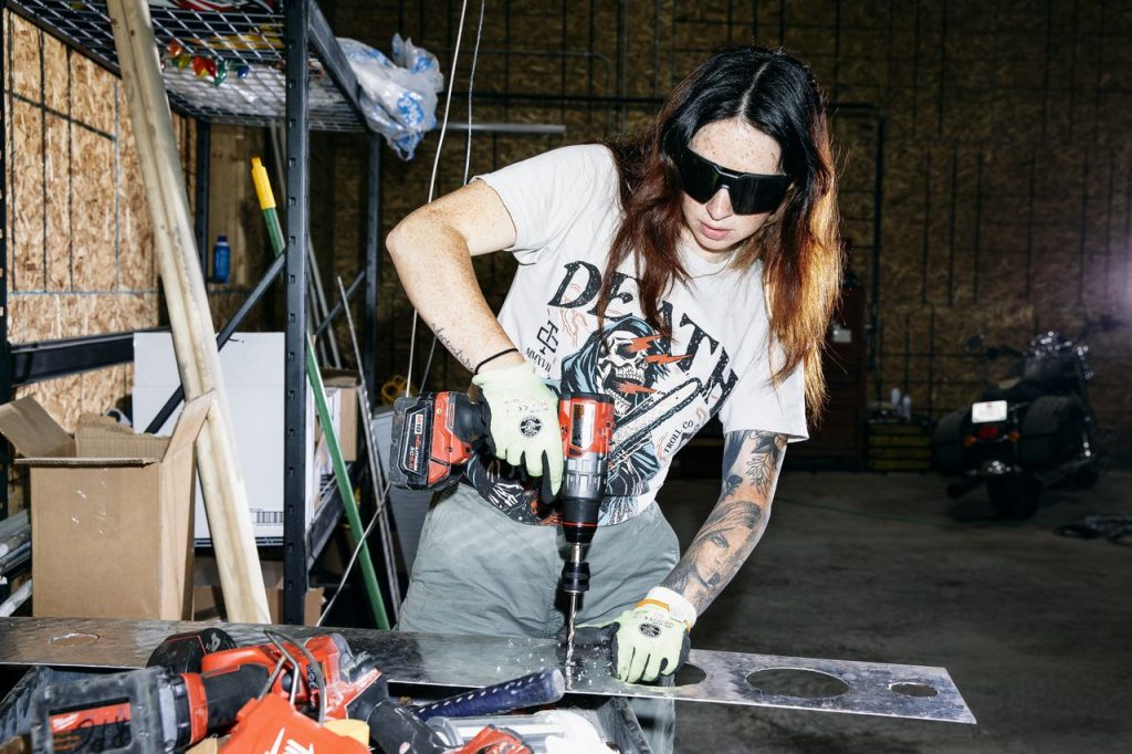 Υδραυλικοί και εργάτες της Gen Z κάνουν το #BlueCollar κουλ