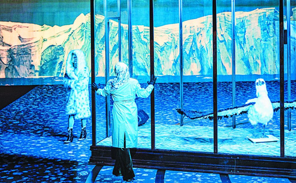 Τα ερωτήματα της «Ελίζαμπεθ Κοστέλο» στην Πειραιώς 260