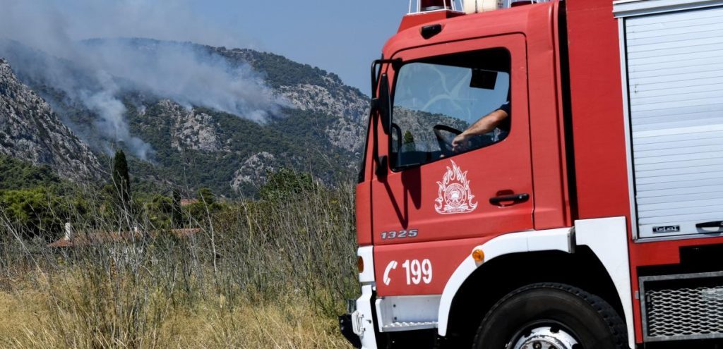 Ριτσώνα: Φωτιά σε εργοστάσιο ανακύκλωσης – Μήνυμα από το 112 για τους πυκνούς καπνούς