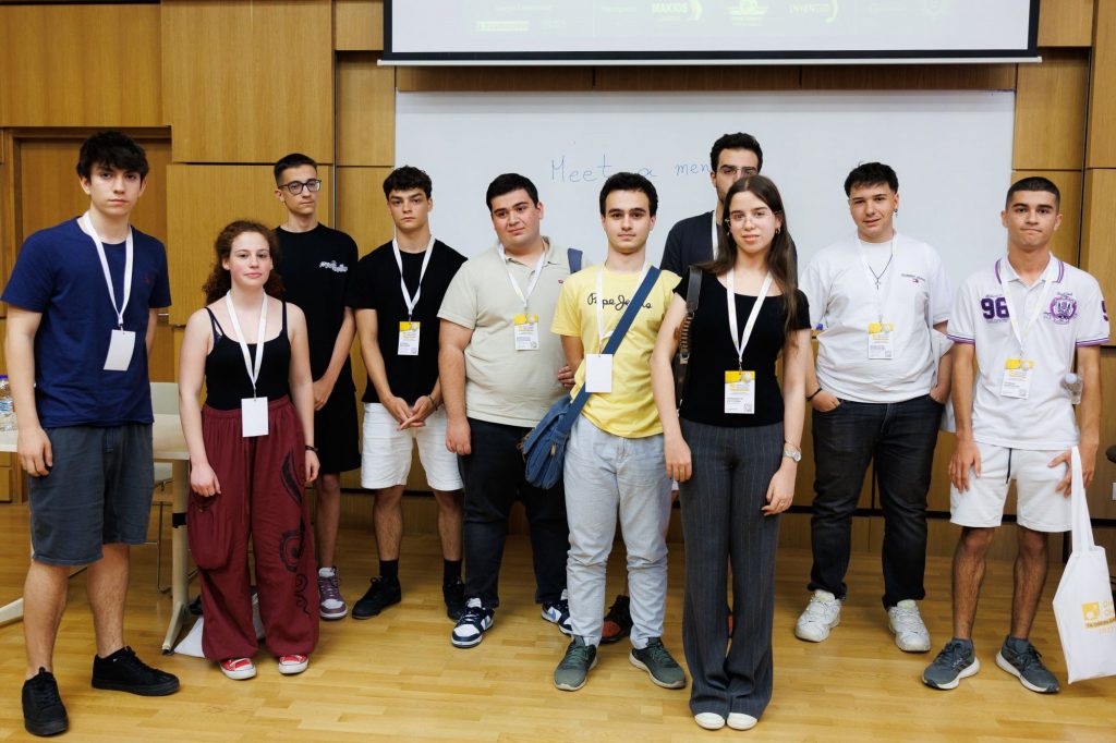 Οικονομική Ολυμπιάδα, Κοσμάς Μαρινάκης και Εμμανουήλ Καραλής ένωσαν τις δυνάμεις τους και βοήθησαν πάνω από 3.500 παιδιά από κάθε γωνιά της Ελλάδας να πετάξουν πέρα και πάνω από κάθε πήχη