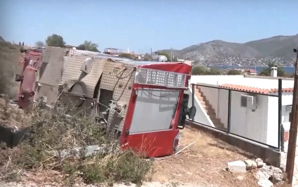 Φωτιά Σαλαμίνα: Ανατράπηκε πυροσβεστικό – Στο νοσοκομείο ο οδηγός