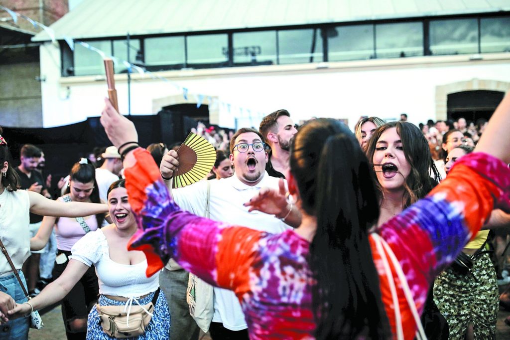 Γιατί οι νέοι στρέφονται όλο και περισσότερο στην παραδοσιακή μουσική