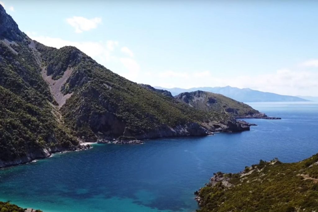 Εύβοια: «Πνίγηκε» η Θαψά από σκηνές – Αντιδράσεις για το ελεύθερο κάμπινγκ