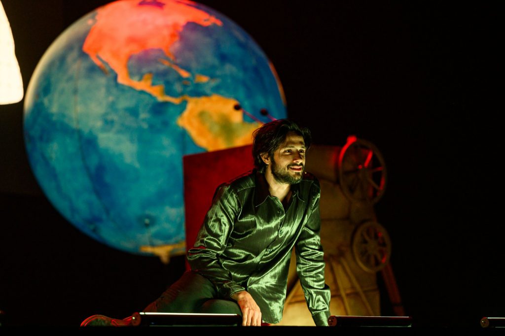 Βραβεία Ίρις 2024: Ο Γιάννης Νιάρος κυνηγάει τον Γουίλεμ Νταφόε