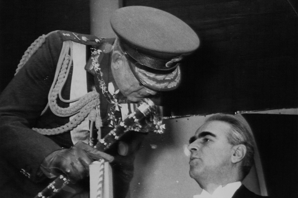 Αυγή: Η διάσωση από τον Κωνσταντίνο Καραμανλή – Ο όρος στον βασιλέα Παύλο Αυγή: Η διάσωση από τον Κωνσταντίνο Καραμανλή – Ο όρος στον βασιλέα Παύλο