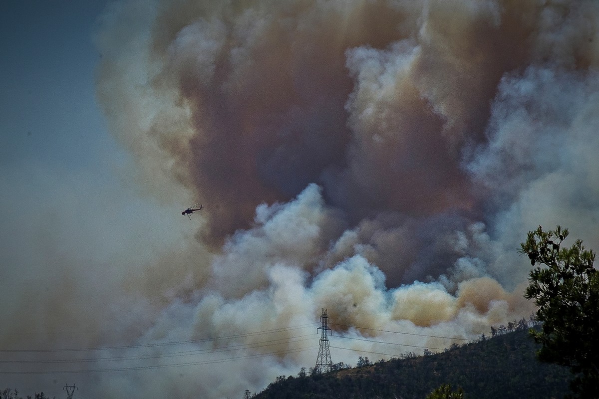 Φωτιά στην Πάρνηθα: Καλύτερη η εικόνα στο Κατσιμίδι – Ο στόχος της πυροσβεστικής