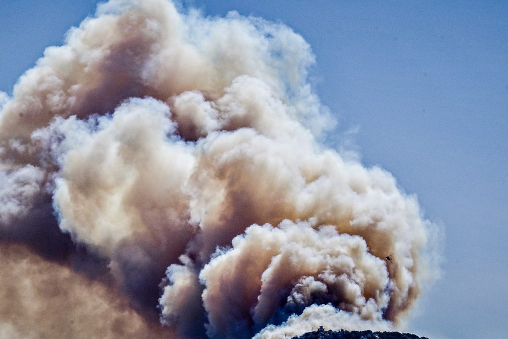 Φωτιά στην Πάρνηθα: Οι οδηγίες των ειδικών για τους καπνούς από το Κατσιμίδι