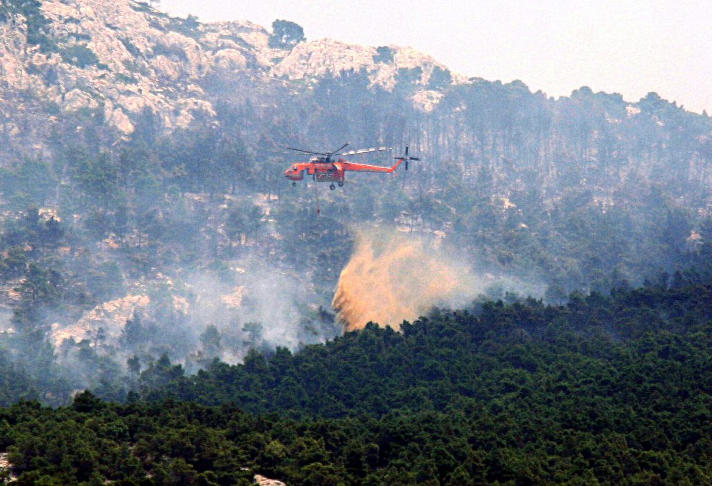 Φωτιά στην Πάρνηθα: Μεγάλη δασική πυρκαγιά στην περιοχή Κατσιμίδι