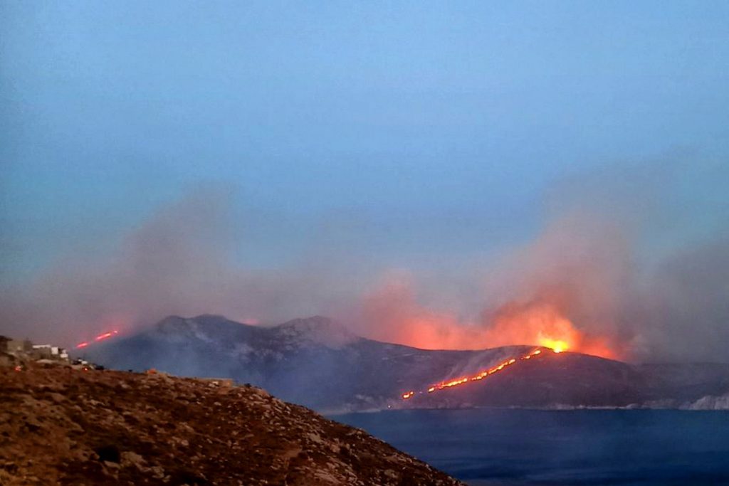 Φωτιά στη Σέριφο: Τεράστιο το μέτωπο – Έφτασαν οι πρώτες ενισχύσεις