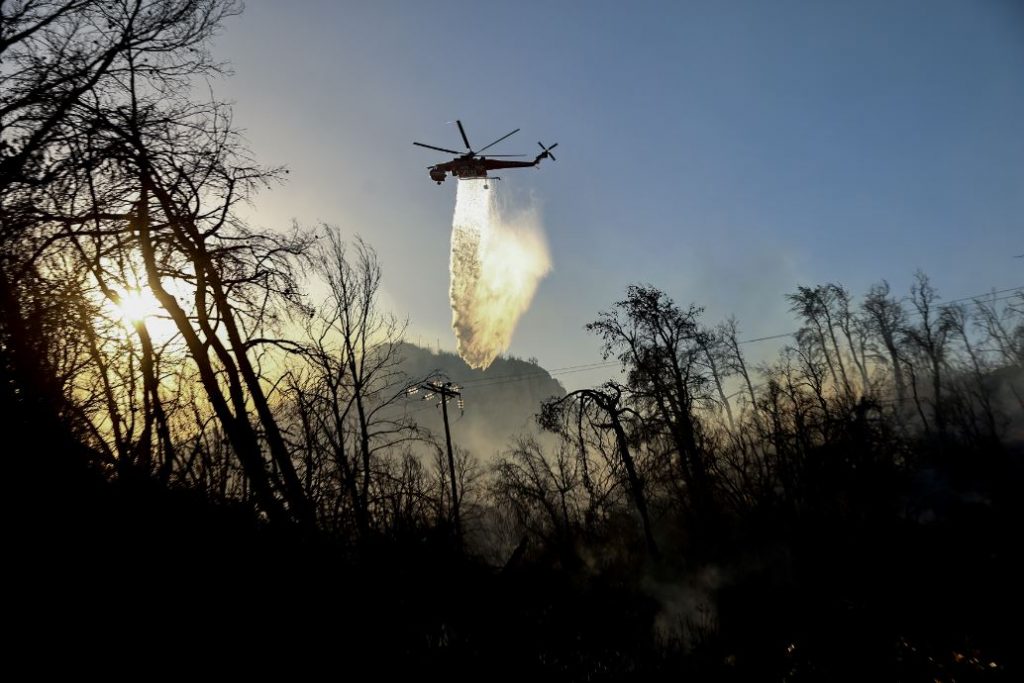 Ανδρος: Υπό μερικό έλεγχο η φωτιά στην περιοχή του Αγίου Πέτρου