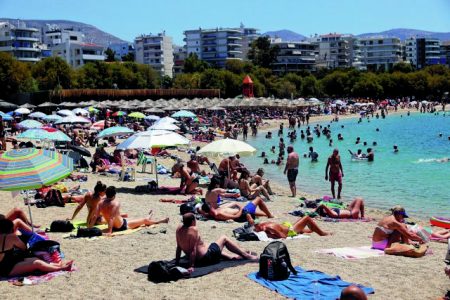 Independent: «Εκατομμύρια τουρίστες πάνε Ελλάδα για διακοπές – Οι Έλληνες μένουν σπίτι»