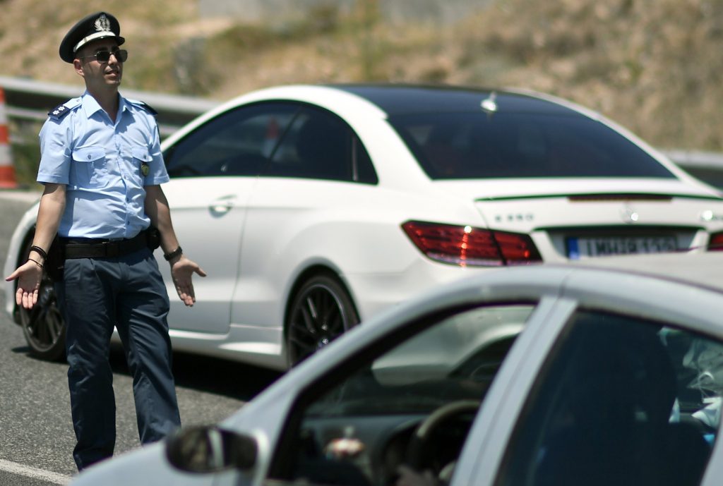 Φωτιά σε όχημα στην Πέτρου Ράλλη στη Νίκαια, έκλεισαν δρόμοι