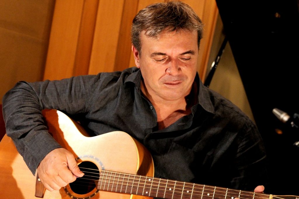 Μανώλης Λιδάκης: Μπαίνει στο νοσοκομείο, ακύρωσε τις συναυλίες του