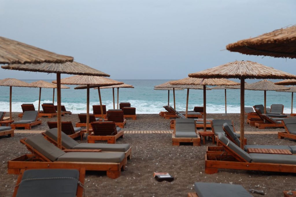 Χαλκιδική: Εικόνες σοκ – Θυελλώδεις άνεμοι ξήλωσαν ομπρέλες