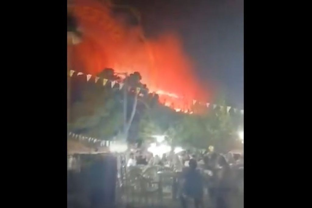 Ζάκυνθος: Το νησί φλέγεται και το γλέντι καλά κρατεί (βίντεο)