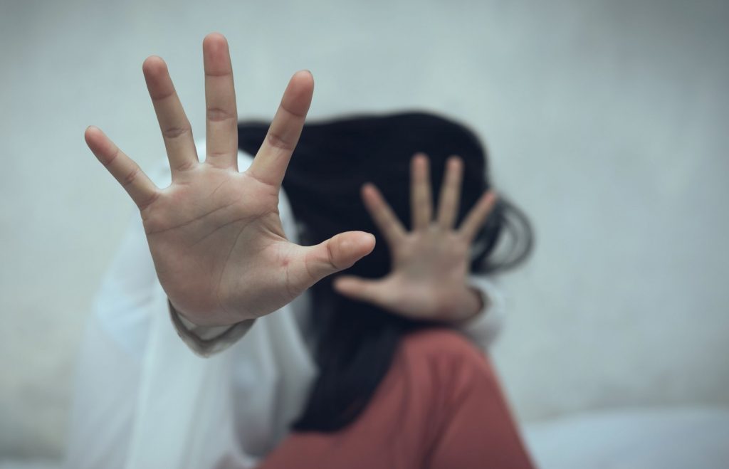 Ξυλοδαρμός 43χρονης από γνωστό δικηγόρο – Ελεύθερη η ασκούμενη