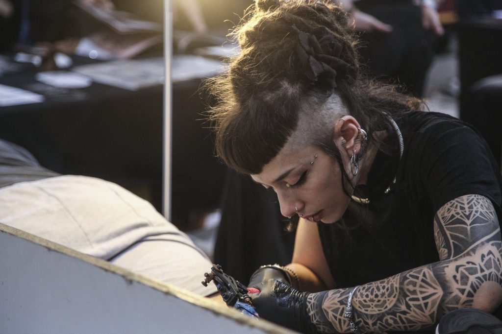 Λοιμώξεις: Κίνδυνος από τα μελάνια των τατουάζ και του μόνιμου μακιγιάζ