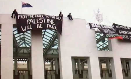 Αυστραλία: Διαδηλωτές με πανό υπέρ της Παλαιστίνης στο Κοινοβούλιο