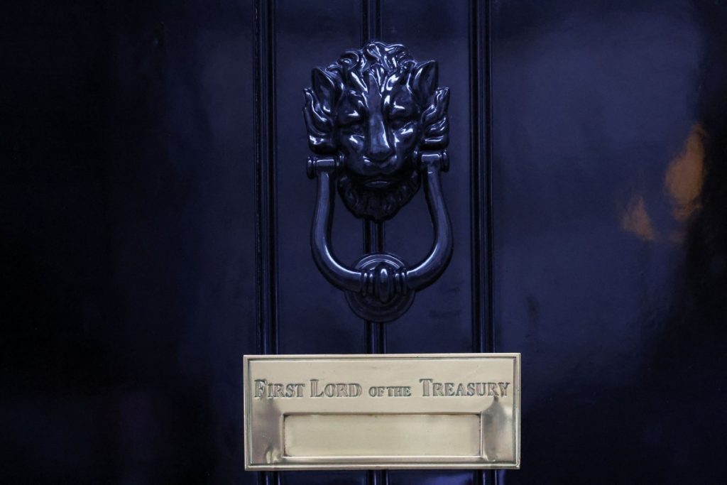 Νίκη Στάρμερ στη Βρετανία: Πώς θα κινηθούν στερλίνα, ομόλογα και μετοχές