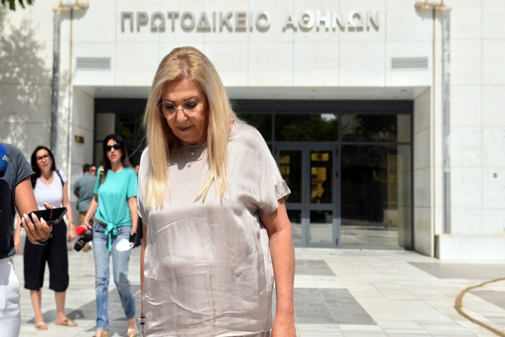 Γιώργος Καραϊβάζ: Λύγισε η σύζυγός του στη δίκη