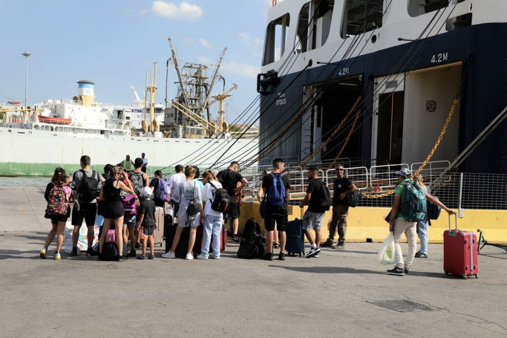 Φεύγουν οι πρώτοι αδειούχοι του Ιουλίου – Γεμάτα τα πλοία