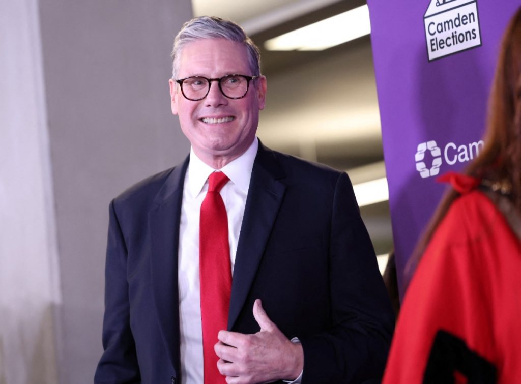 Ιστορική νίκη των Εργατικών και του Κιρ Στάρμερ: «Η αλλαγή αρχίζει ακριβώς εδώ»