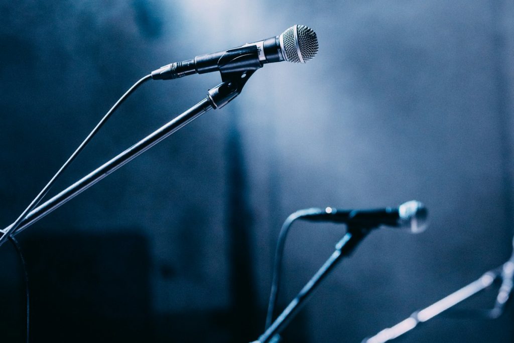 Ρόδος: Συνελήφθη γνωστός τραγουδιστής – Επιτέθηκε στη σύζυγο επιχειρηματία