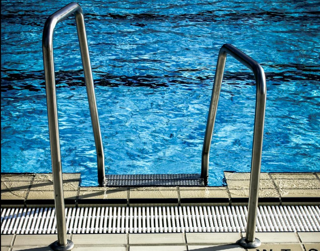 Πέθανε 32χρονη πριν μπει σε πισίνα – Μπροστά στα δύο μικρά παιδιά της