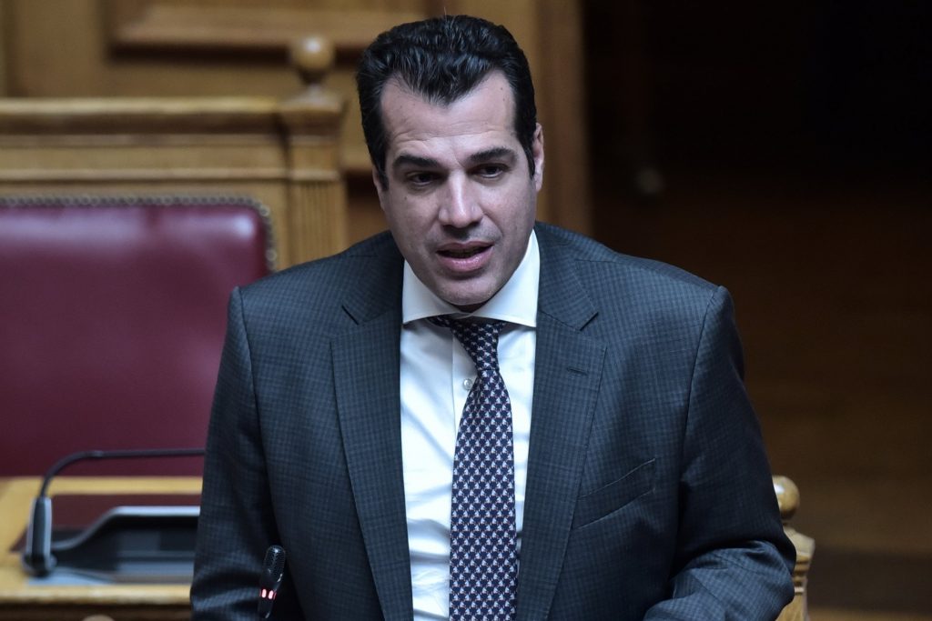 ΣΥΡΙΖΑ κατά Πλεύρη: Ταυτίζει τον Μελανσόν με την Λεπέν-Κατάπτυστη η «θεωρία των δύο άκρων»