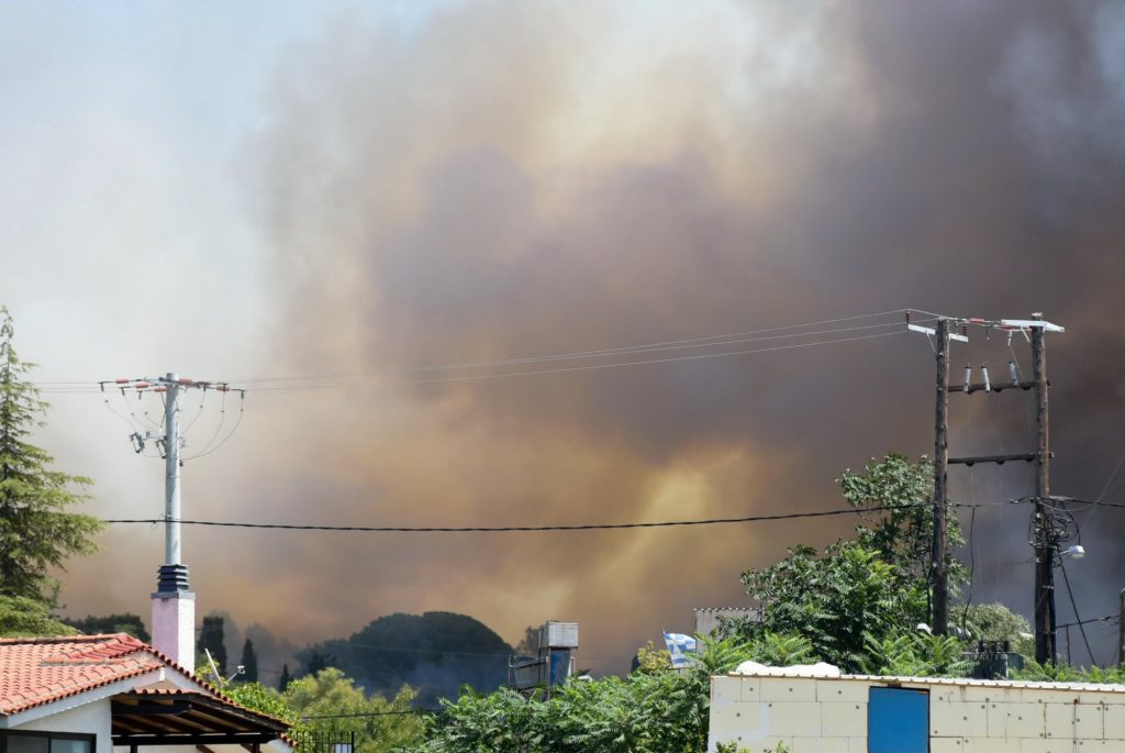 Φωτιά στην Πάτρα: Αστυνομικός σώζει ηλικιωμένο από τις φλόγες – Συγκλονιστικό βίντεο
