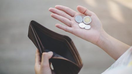 Ελληνικά νοικοκυριά σε κρίση: Το εισόδημα τελειώνει πριν το τέλος του μήνα για έξι στους 10