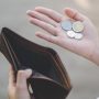 Ελληνικά νοικοκυριά σε κρίση: Το εισόδημα τελειώνει πριν το τέλος του μήνα για έξι στους 10