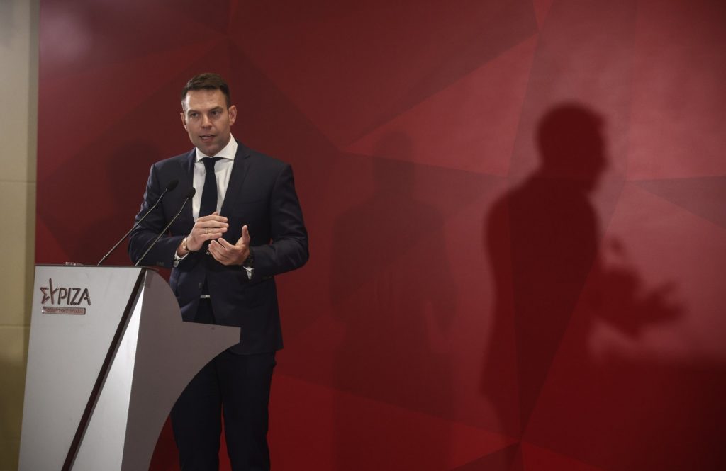 Ο ΣΥΡΙΖΑ, οι σκιές και το «τρολάρισμα» διαρκείας για τα οικονομικά