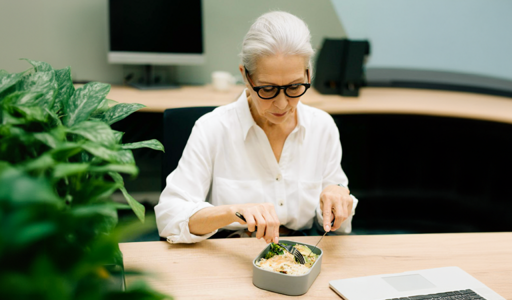 Ακρίβεια: Σχεδόν 4 στους 10 Έλληνες αδυνατούν να έχουν στο τραπέζι τους ένα πλήρες γεύμα
