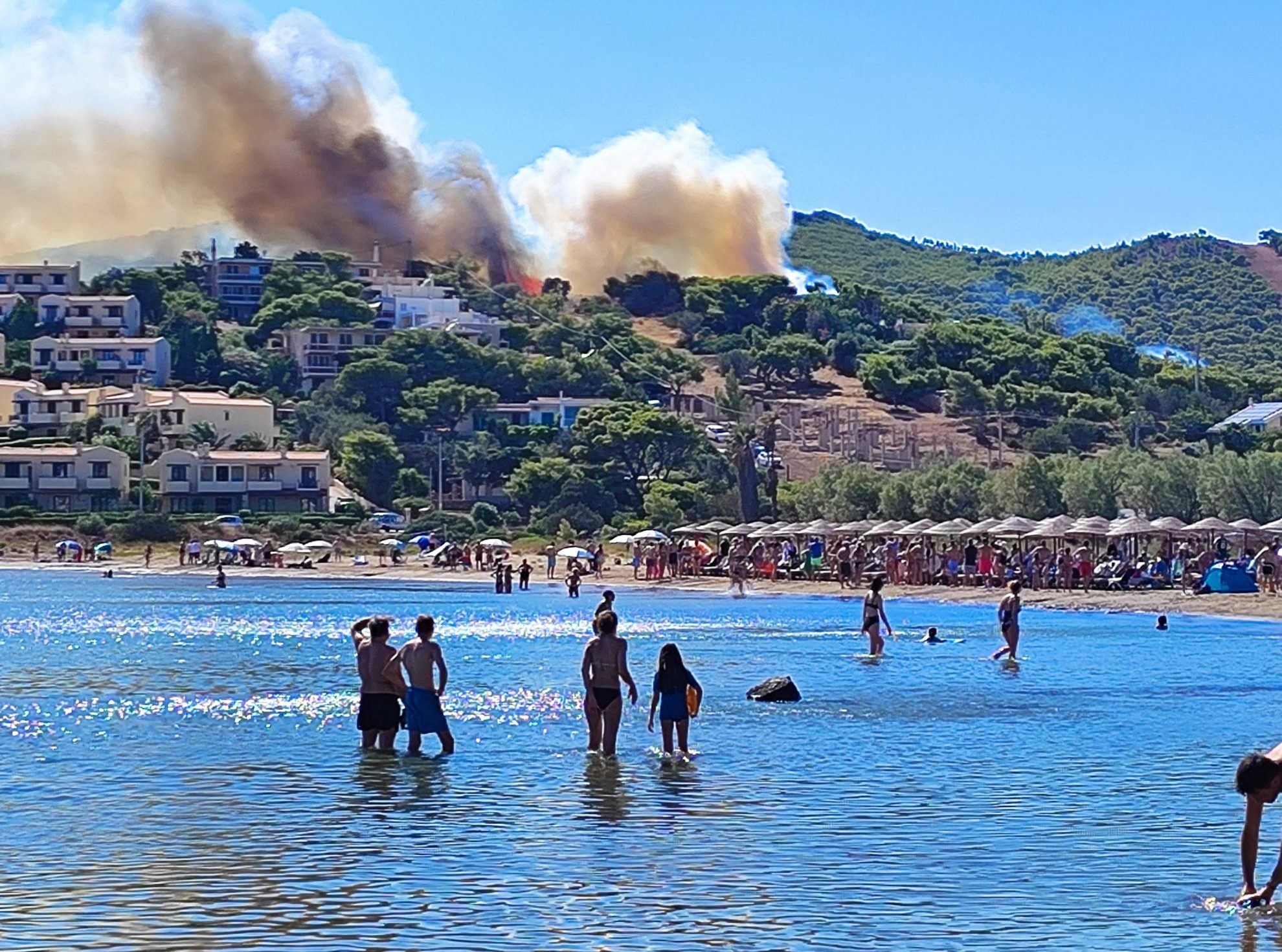 Σε ύφεση η φωτιά στο Λαύριο – Γλιτώσαμε ολέθριες συνέπειες λέει ο Κικίλιας