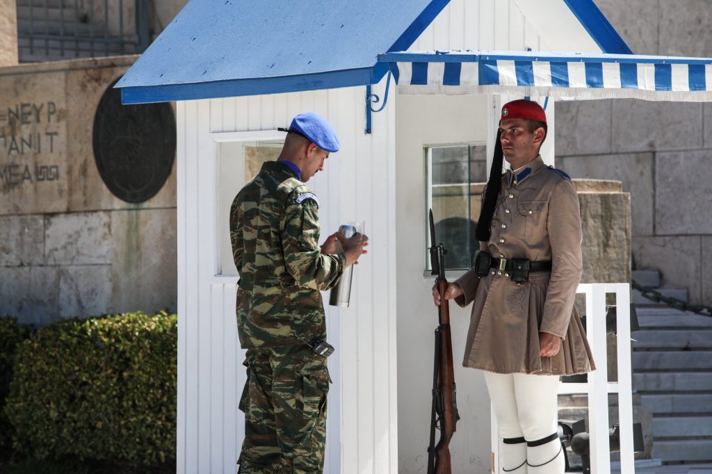 Σύνταγμα: Εγκλωβισμένος στη στολή του εύζωνα εν μέσω καύσωνα – (Φωτογραφίες)