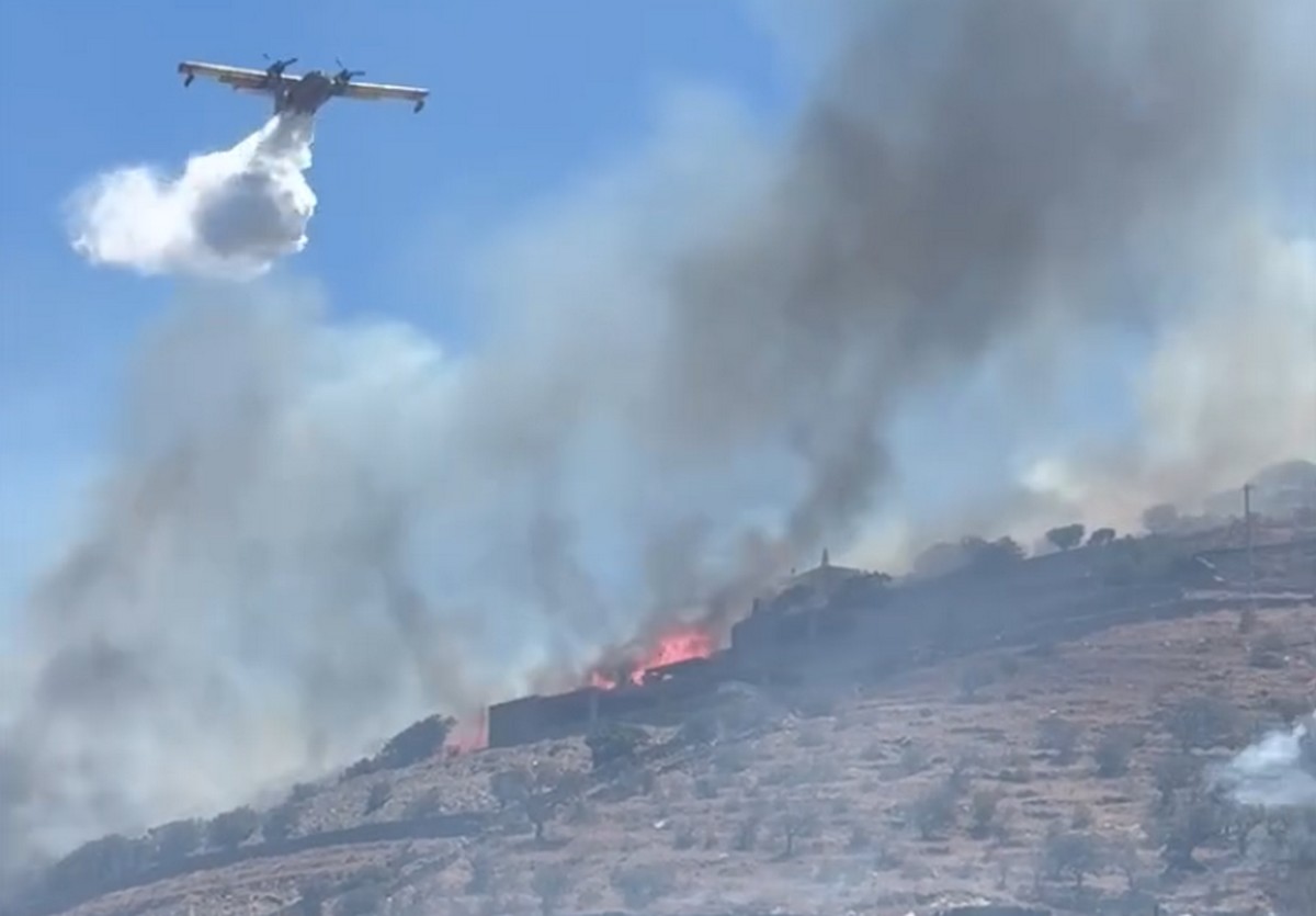 Φωτιά στην Κέα: Απειλεί σπίτια – Ενισχύσεις και από Αθήνα