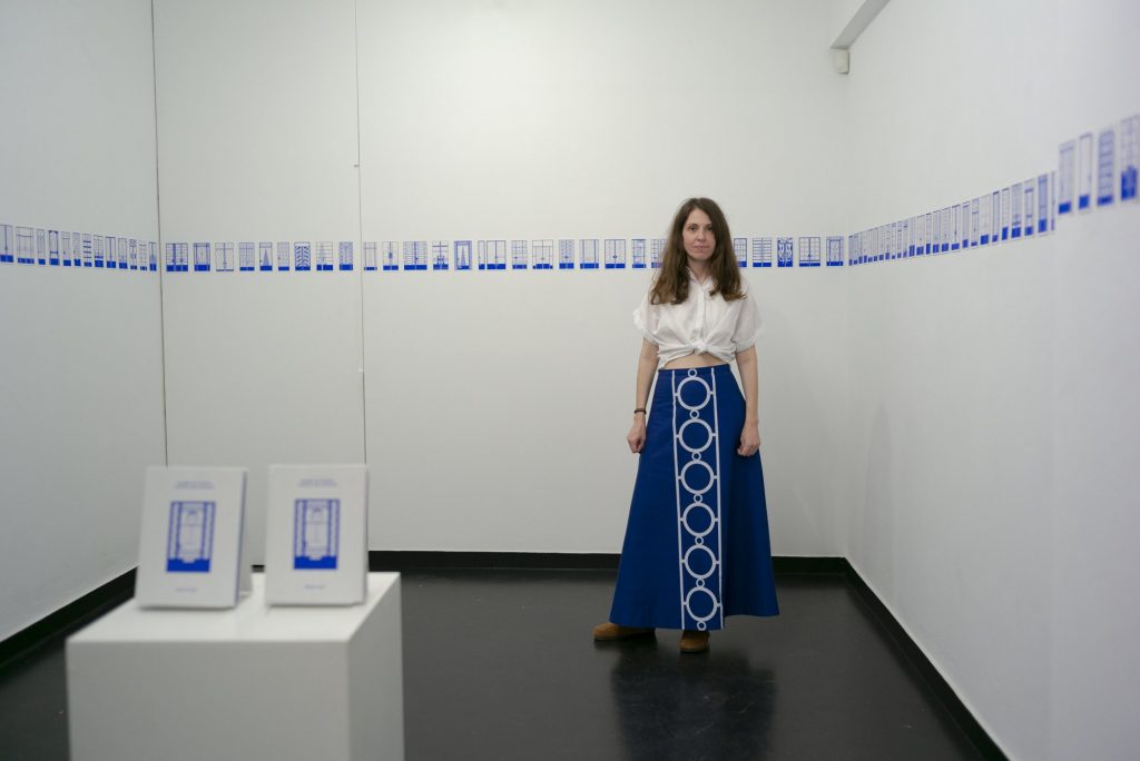 Η Βρετανή εικαστικός που σχεδίασε τις 100 «Πόρτες της Κυψέλης» μιλάει στο ΒΗΜΑ