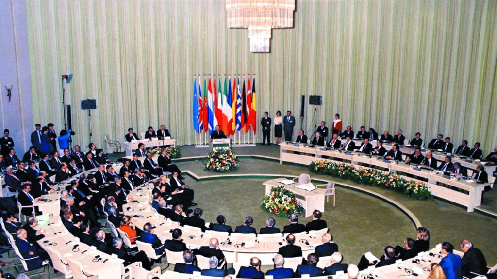 Πώς η παγκοσμιοποίηση καταβροχθίζει κυβερνήσεις