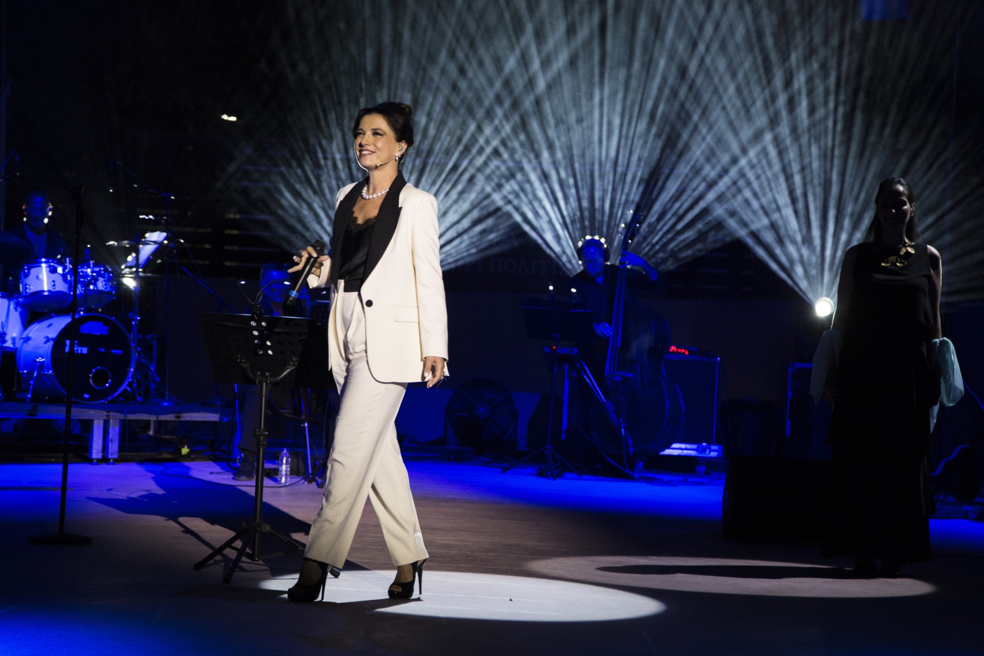 Η Φωτεινή Δάρρα τραγουδά την τζαζ εκδοχή της Τζένης Βάνου