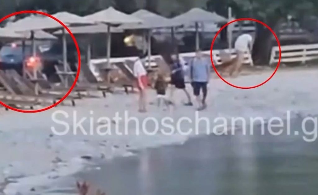 Σκόπελος: Έκλεισαν με νόμιμη άδεια τον δρόμο προς την παραλία με ξαπλώστρες και ομπρέλες