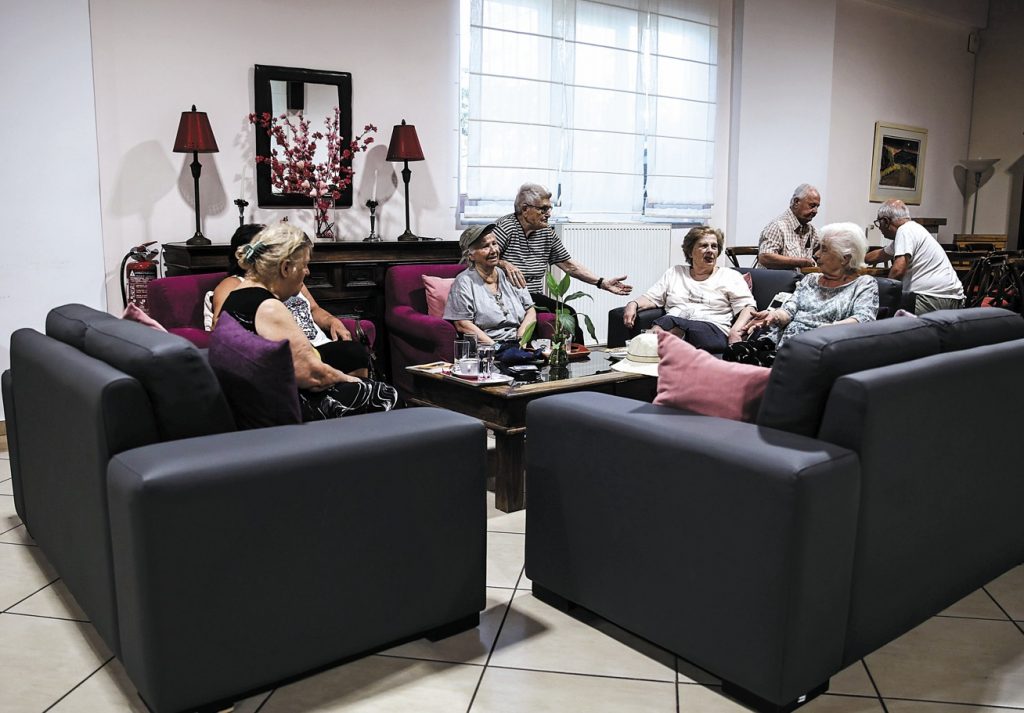 Καύσωνας: Κλιματιζόμενοι χώροι, αντίδοτο στη ζέστη και τη μοναξιά για άστεγους και ηλικιωμένους