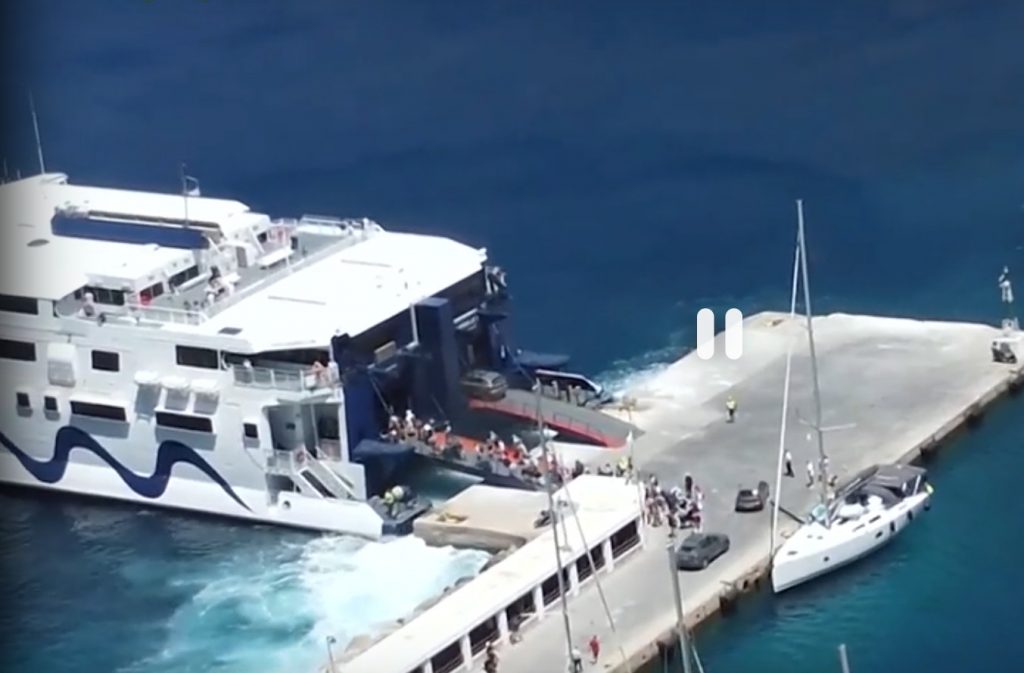 Σίφνος: Έσπασε κάβος στο λιμάνι και χτύπησε επιβάτες μοτοσυκλέτας