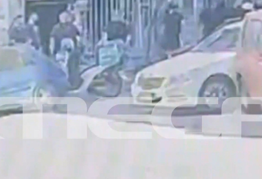 Λεωφόρος: Η στιγμή της συμπλοκής με πυροβολισμούς οπαδών του ΠΑΟ